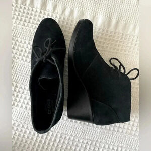 Crocs Leigh Black Suede Wedge Boot Size 9 Ankle Booties 2.5 in Heel Lace Up EUC